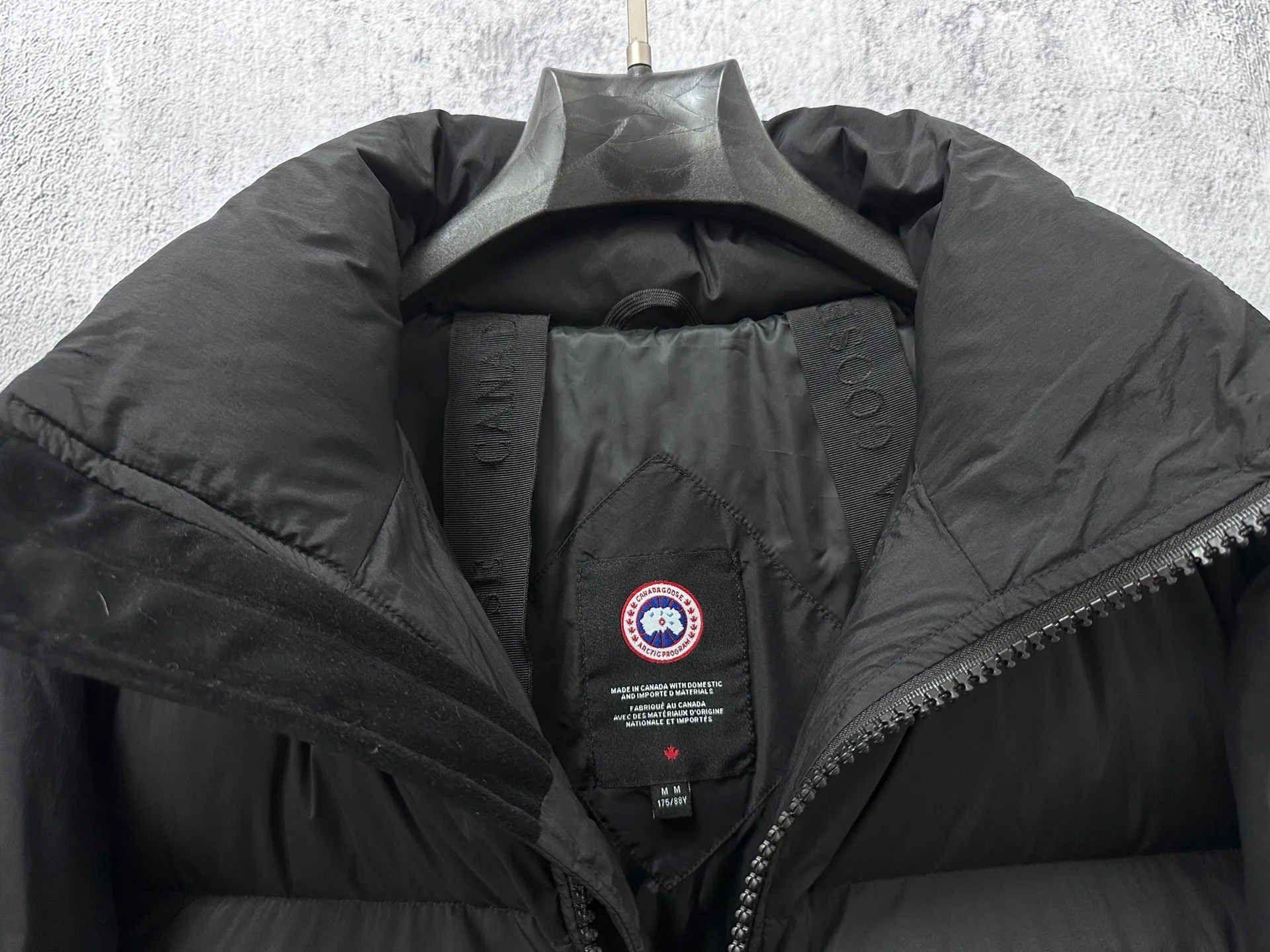 P840 【Canada gooes】Large Goose Sleeve Stand Collar Down Jacket Lawrence down jacket provides basic protection for daily adventures. Delicately soft fabric, this is a water-repellent fabric that is soft to the touch yet durable. Filled with extremely fluffy white duck down. This piece has a quilted body and structured down. Padded collar and reflective double-stripe grip tape. Extended hem and tucked-in inner rib-knit cuffs. Size: XS-2XL